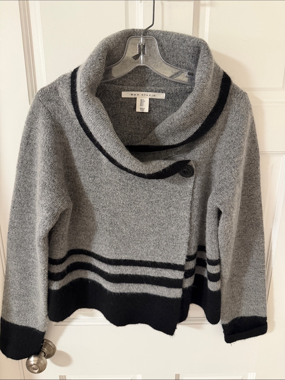Max Studio Wool Blend Shawl Collar Wrap
Cardigan Sweater Grey Black Size Small